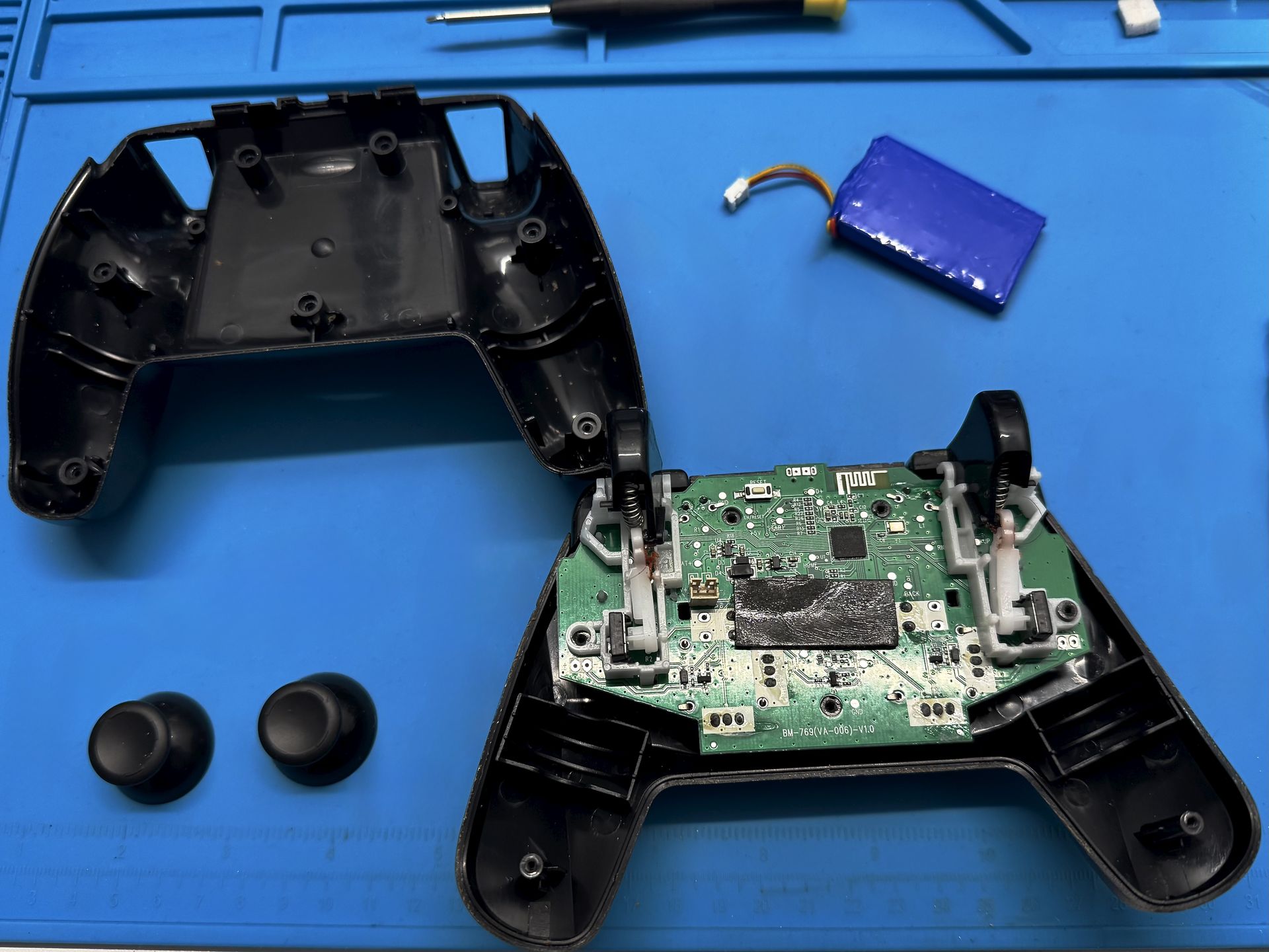 A view of the opened Niceboy Oryx game controller