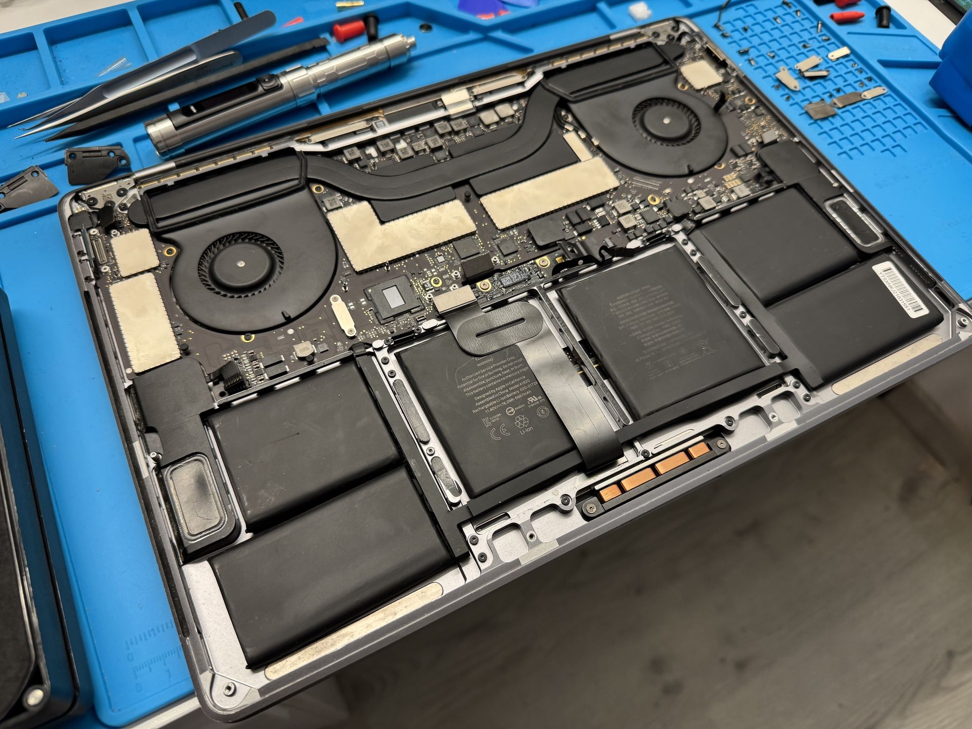 Opened MacBook Pro 2017 motherboard disconnected