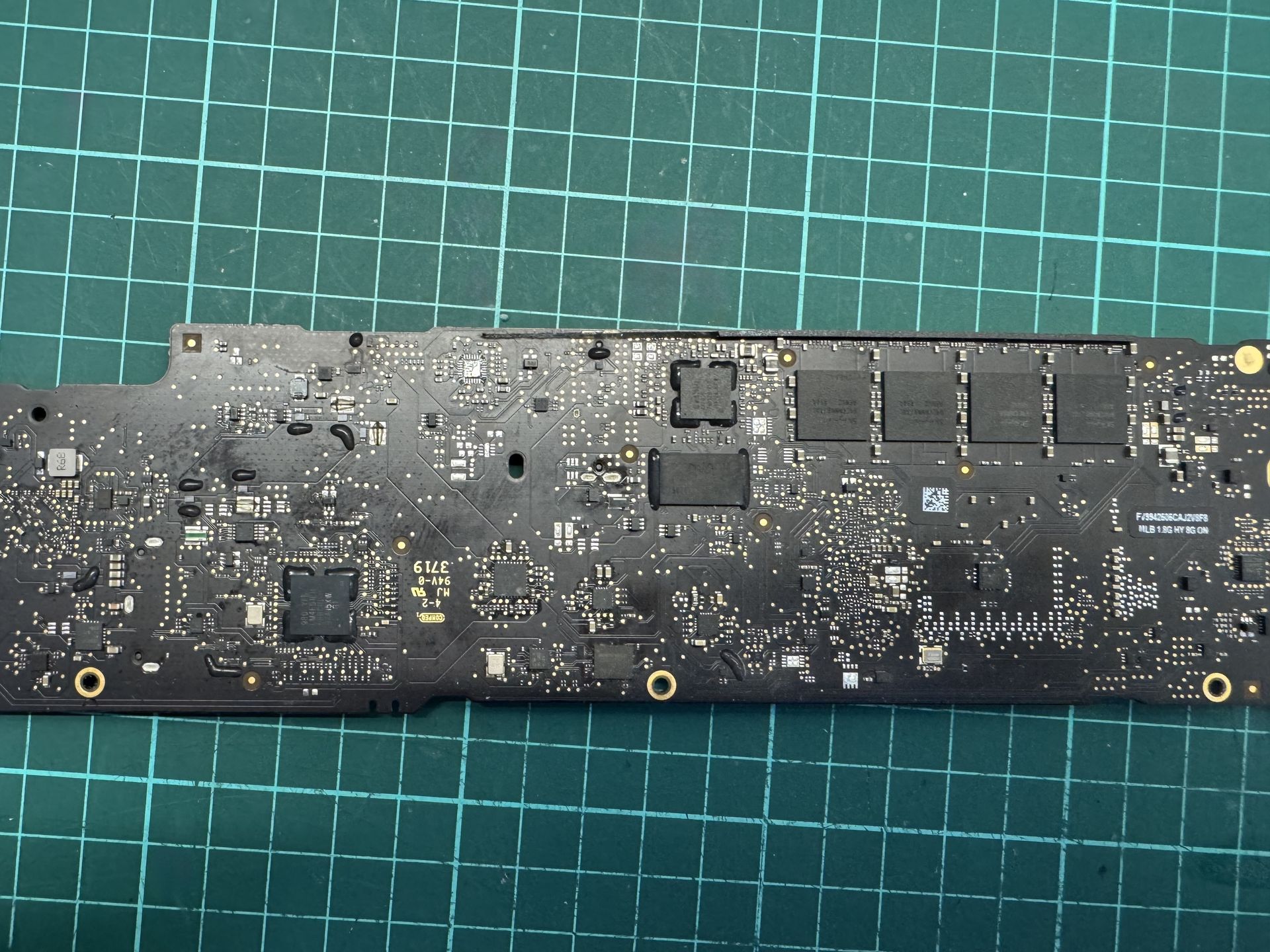 View of the motherboard from the 2017 MacBook Air